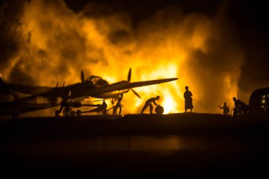 Alman Junker (Ju-88) gece bombacısı. Jet motorlu uçağın ölçekli modeline sahip sanat eserleri. Işıklı sisli bir zemin. Savaş sahnesi. Seçici odak