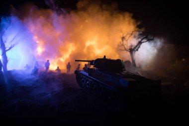 Savaş Konsepti. Askeri siluetler savaş sisli gökyüzü arka planında savaş sahnesi, Dünya Savaşı Askerleri Silueti Bulutlu Gökyüzünün Altında Gece. Zırhlı araç dövüşü sahnesi. Seçici odak