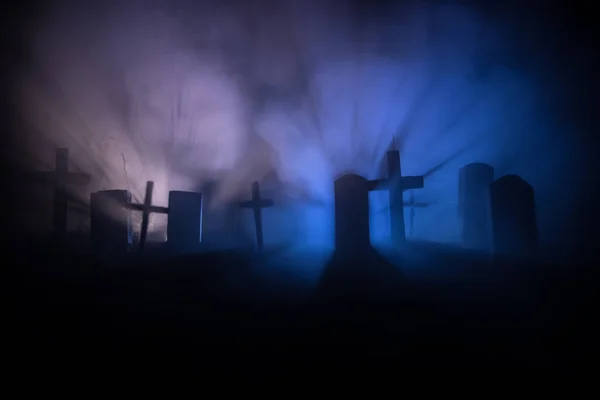 Vista Assustadora Zumbis Cemitério Árvore Morta Lua Igreja Céu Nebuloso — Fotografia de Stock