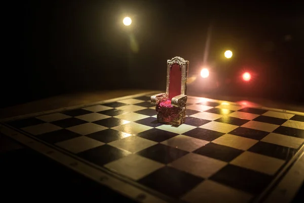 木制桌子上的红色皇家椅子 棋盘上的中世纪王座棋盘游戏理念的商业理念和竞争策略理念的概念 有选择的重点 — 图库照片
