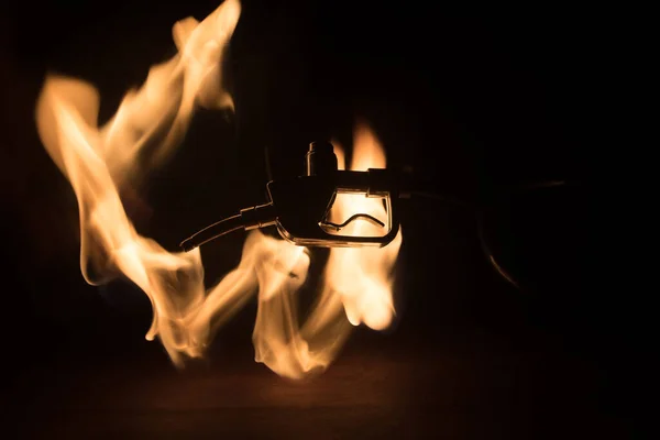 Творческая Концепция Силуэт Миниатюры Бензинового Пистолета Темно Тонированном Туманном Фоне — стоковое фото