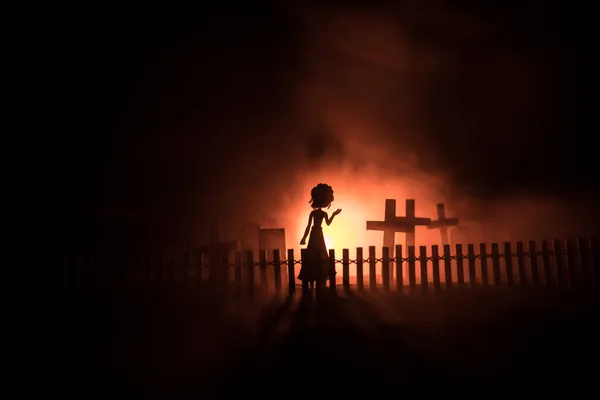 Κορίτσι Που Περπατάει Μόνη Στο Νεκροταφείο Νύχτα Σκούρο Θολό Φόντο — Φωτογραφία Αρχείου