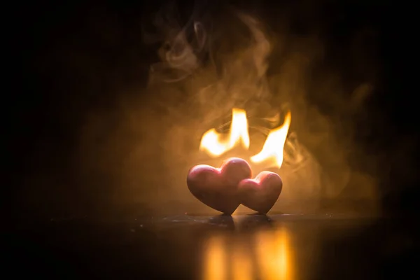 Valentins Hintergrund Valentinstag Herz Auf Einem Dunklen Holztisch Brennende Herzen — Stockfoto