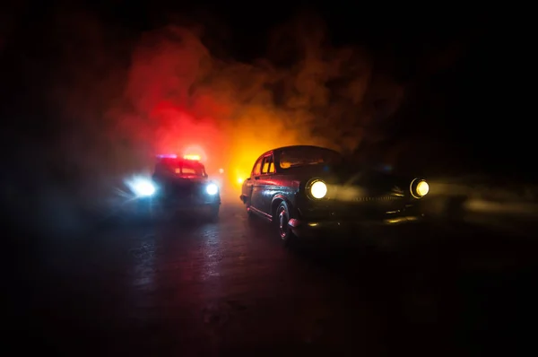 警察の車霧の背景と夜に車を追いかける 911犯罪現場への緊急対応警察の車のスピードアップ 選択的焦点 — ストック写真