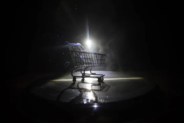 Karanlık Sisli Arka Planda Fotokopi Alanı Olan Boş Bir Alışveriş — Stok fotoğraf