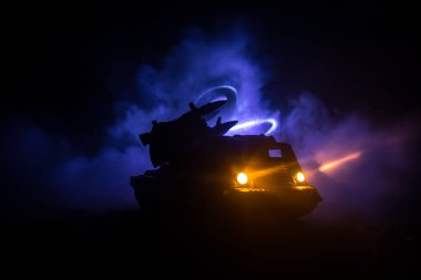 Savaş konsepti. Gece kasvetli gökyüzüne roket atarlı savaş sahnesi. Roket aracı bulutlu savaş arkaplanına saldırmaya hazır. Seçici odak