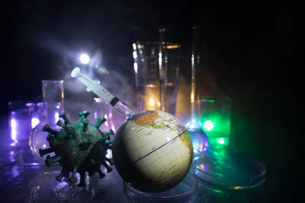 Corona Virüsü Aşısı Konsepti Şırınga Yeşil Corona Virüsü Romanı Minyatür — Stok fotoğraf