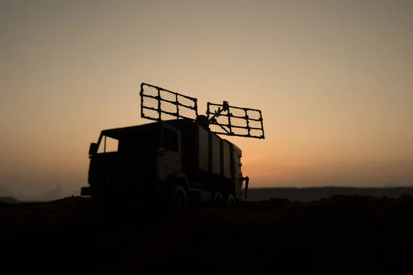 Dekoracja Dzieł Sztuki Sylwetka Mobilnej Ciężarówki Obrony Powietrznej Anteną Radarową — Zdjęcie stockowe