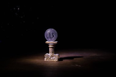 Koyu arka planda Altın Bitcoin. Yeni sanal para. Şifreli para birimi. Yaratıcı sanat dekorasyonu. Seçici odak