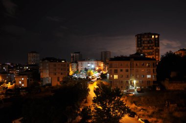 İstanbul, Türkiye 'de gece dolunay var. Binaların üzerinde parlayan büyük dolunay. Gece şehir manzarası