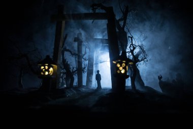 Yaratıcı sanat dekorasyonu. Gece soyut Japon tarzı ahşap tünel. Fantezi ormanında gece sahnesi. Seçici odak