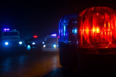 Polis arabası, karanlıkta mavi ve kırmızı, klasik siren. Dönüşümlü polis sireni. Seçici odak