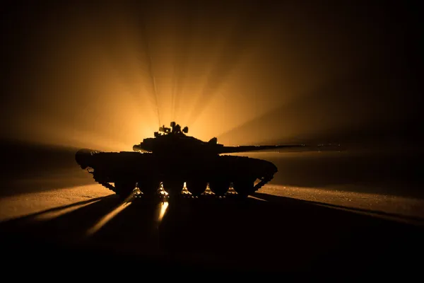 Oorlogsconcept Gepantserde Voertuig Silhouet Vechtscène Oorlog Mistige Lucht Achtergrond Nachts — Stockfoto