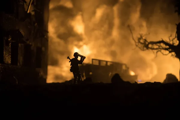 Soldatensilhouette Mit Panzerfaust Kriegskonzept Militärische Silhouetten Kampfszene Auf Kriegsnebel Himmel — Stockfoto