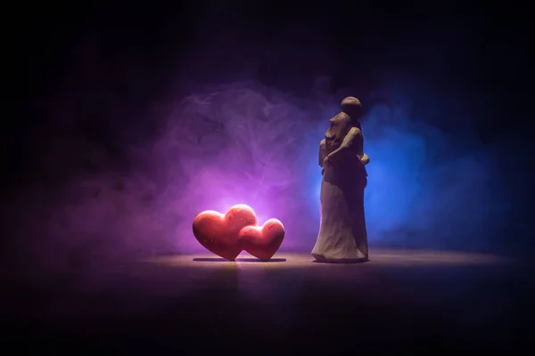 Valentins Hintergrund Valentinstag Herz Auf Einem Dunklen Holztisch Kleines Liebespaar — Stockfoto