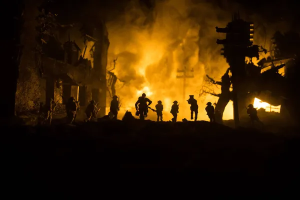 Conceito Guerra Silhuetas Militares Lutando Cena Fundo Céu Nevoeiro Guerra — Fotografia de Stock