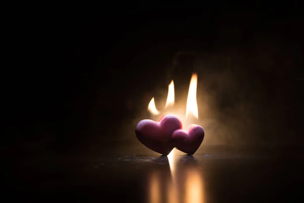 Valentines Achtergrond Valentijnsdag Hart Een Donkere Houten Tafel Brandende Harten — Stockfoto