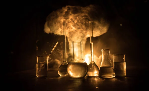 薬と化学のテーマ 研究室でのソリューションでガラスフラスコをテストします 科学と医学の背景 抽象爆発雲の背景にある実験室試験管 選択的焦点 — ストック写真