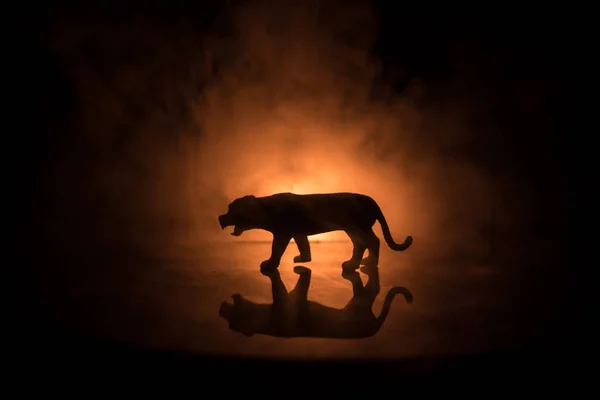 Silueta Tygří Miniatury Stojící Mlhavé Noci Kreativní Dekorace Barevným Podsvícením — Stock fotografie