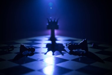 Satranç tahtasında güzel bir taç minyatürü. Satranç masası iş fikirleri, rekabet ve strateji fikirleri konsepti. Duman ve sisli karanlık bir arka planda satranç figürleri. Seçici odak