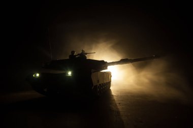 Savaş Konsepti. Zırhlı araç siluet savaş sahnesi sisli gökyüzü arka planında gece. Amerikan tankı savaşmaya hazır. Yaratıcı dekorasyon