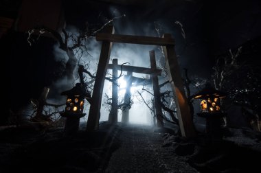 Yaratıcı sanat dekorasyonu. Gece soyut Japon tarzı ahşap tünel. Fantezi ormanında gece sahnesi. Seçici odak