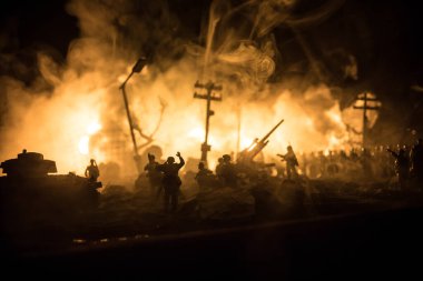 Savaş Konsepti. Askeri siluetler savaş sisli gökyüzü arka planında savaş sahnesi, Dünya Savaşı Askerleri Silueti Bulutlu Gökyüzünün Altında Gece. Harap olmuş şehirde savaş. Seçici odak