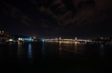 İstanbul 'da alacakaranlıkta dolunay altında Ayasofya' da gece ışıkları. Uzun pozlu çekim.