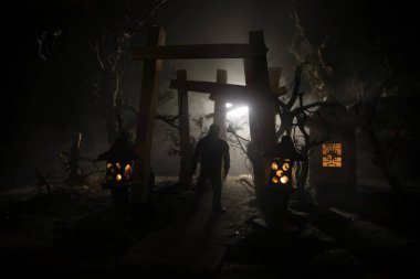 Yaratıcı sanat dekorasyonu. Gece soyut Japon tarzı ahşap tünel. Fantezi ormanında gece sahnesi. Seçici odak