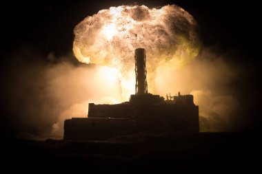 Yaratıcı sanat dekorasyonu. Geceleri Çernobil nükleer santrali. Nükleer reaktör patlamasından sonra terk edilmiş Çernobil istasyonunun planı. Seçici odak