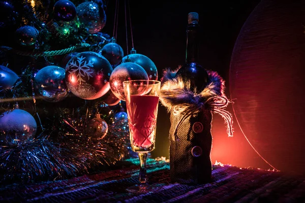 Glas Wijn Met Kerstversiering Rode Wijn Kristalglas Met Fles Kleurrijk — Stockfoto