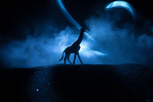 Silhueta Uma Miniatura Girafa Noite Nebulosa Decoração Mesa Criativa Com — Fotografia de Stock