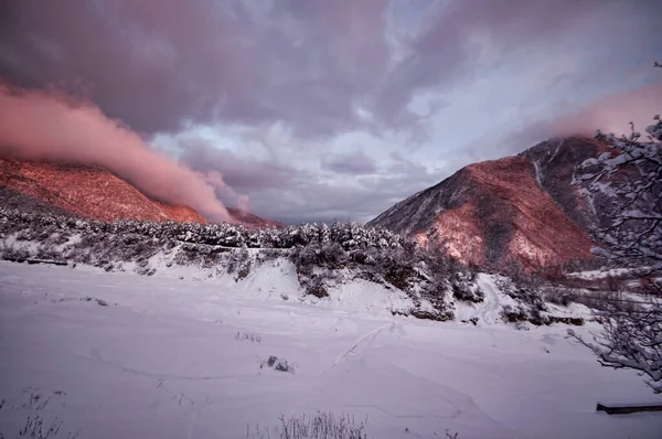 Tramonto Maestoso Nel Paesaggio Invernale Delle Montagne Cielo Drammatico Natura — Foto Stock