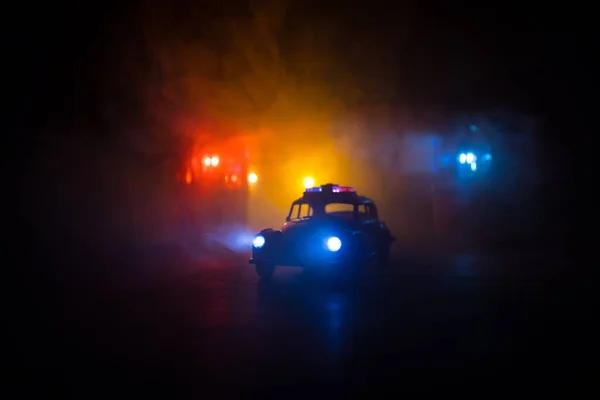 警车在夜间追着一辆有雾气背景的汽车 911紧急反应警车加速驶向犯罪现场 创意装饰 有选择的重点 — 图库照片