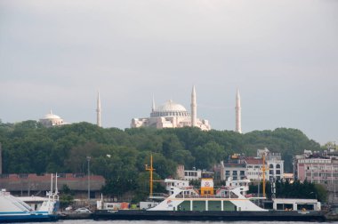 İSTANBUL, Turkey - 11.06.2021. Akşamları İstanbul 'un şehir manzarası, deniz manzarası, eski kentteki camilerin siluetleri. İstanbul Türkiye 'nin en büyük kentidir.