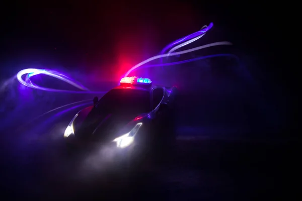 Coche Policía Persiguiendo Coche Por Noche Con Niebla Fondo 911 —  Fotos de Stock