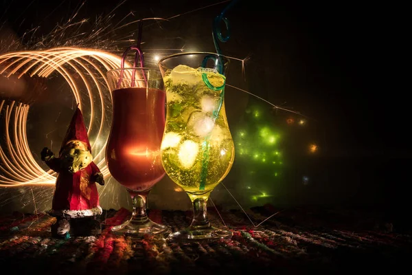 Koncepcja Noworocznego Świątecznego Przyjęcia Różne Smaczne Koktajle Kreatywnym Dekoracji Noworoczne — Zdjęcie stockowe