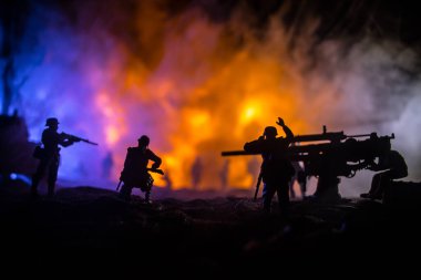 Savaş Konsepti. Askeri siluetler savaş sisli gökyüzü arka planında savaş sahnesi, Dünya Savaşı Askerleri Silueti Bulutlu Gökyüzünün Altında Gece. Zırhlı araç dövüşü sahnesi. Seçici odak