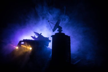 Yaratıcı sanat dekorasyonu. Geceleri radar anteni olan seyyar hava savunma kamyonunun silueti. Roket fırlatıcı gökyüzüne nişan aldı ve saldırmaya hazır. Seçici odak