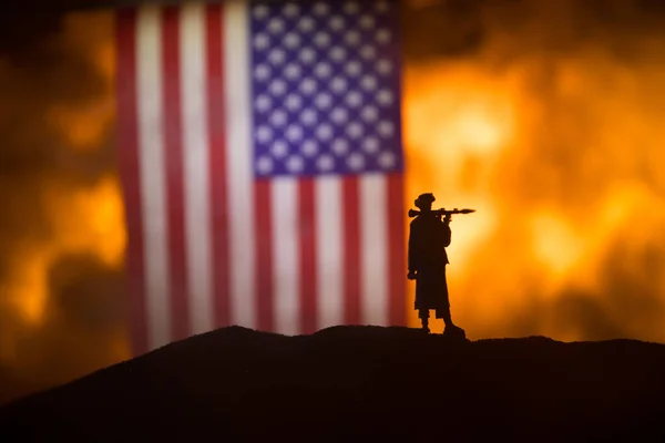 Amerykańska Mała Flaga Płonącym Ciemnym Tle Koncepcja Kryzysu Wojny Konfliktów — Zdjęcie stockowe