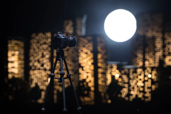 Rajzfilm Stílusú Városi Épületek Digitális Fényképezőgép Állvánnyal Éjszakai Felvételeket Készít — Stock Fotó