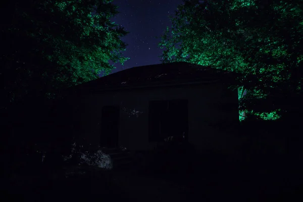 Starý Dům Duchem Lese Noci Nebo Opuštěný Strašidelný Dům Mlze — Stock fotografie