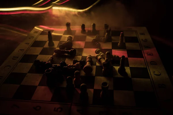 Fikirler Rekabet Strateji Için Satranç Tahtası Oyunu Başarısı Konsepti Karanlıkta — Stok fotoğraf