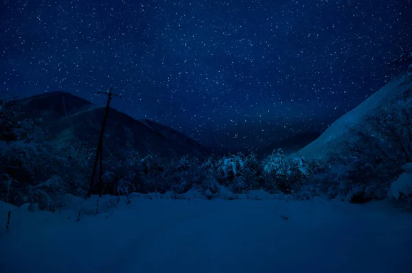 Górska Droga Przez Zaśnieżony Las Podczas Pełni Księżyca Malowniczy Zimowy — Zdjęcie stockowe