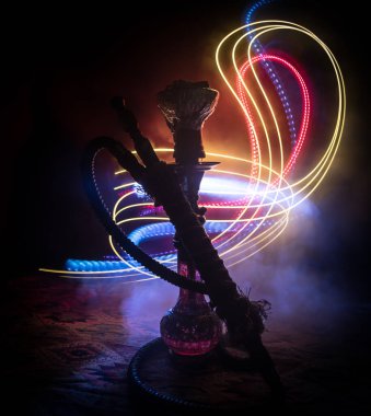Shisha Konsepti. Siyah arkaplanlı shisha kasesinde sıcak nargile kömürü. Renkli ışıkları olan şık bir doğulu shisha. Seçici odak