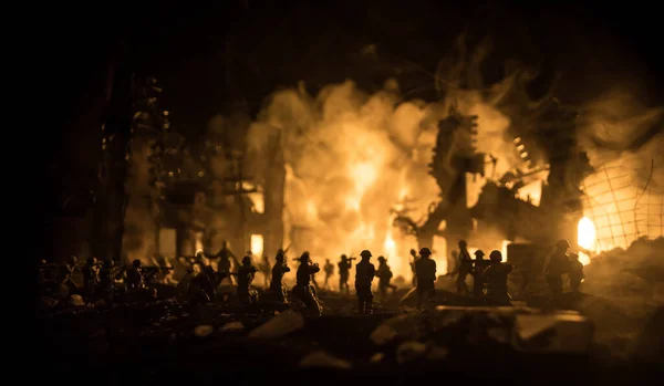 Conceito Guerra Silhuetas Militares Lutando Cena Fundo Céu Nevoeiro Guerra — Fotografia de Stock