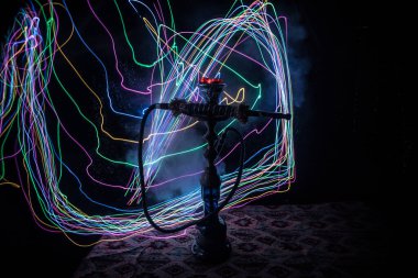 Shisha Konsepti. Siyah arkaplanlı shisha kasesinde sıcak nargile kömürü. Renkli ışıkları olan şık bir doğulu shisha. Seçici odak