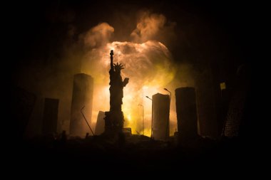 Nükleer savaş konsepti. Nükleer bomba patlaması. Bombalamadan sonra şehir merkezinin kıyamet manzarası. Gece sahnesi. Şehir savaş yüzünden yok oldu..