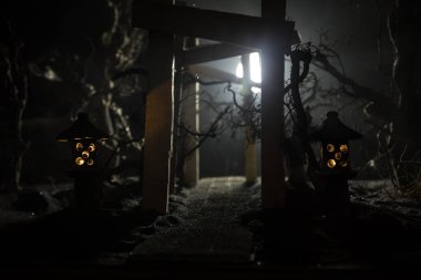 Yaratıcı sanat dekorasyonu. Gece soyut Japon tarzı ahşap tünel. Fantezi ormanında gece sahnesi. Seçici odak