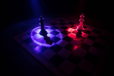 Fikirler, rekabet ve strateji için satranç tahtası oyunu, iş başarısı konsepti. Karanlıkta satranç figürleri. Seçici odak